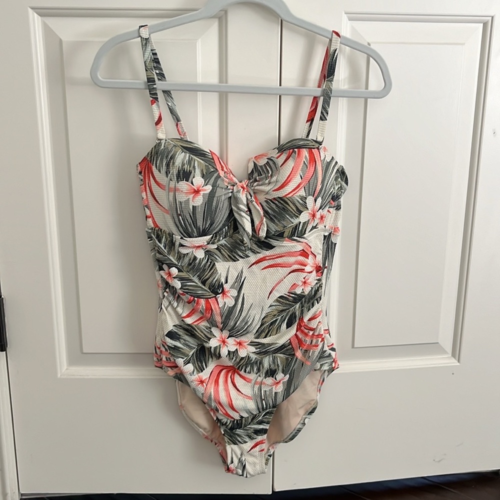 Barely worn swimsuit- size medium- Kona sol! Medium coverage- removable straps!
